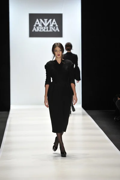 MOSCOW - MARÇO 25: Um modelo caminha pista na Ania Arbelina para Outono Inverno 2012 apresentação durante MBFW em março 25, 2012 em Moscou, Rússia — Fotografia de Stock