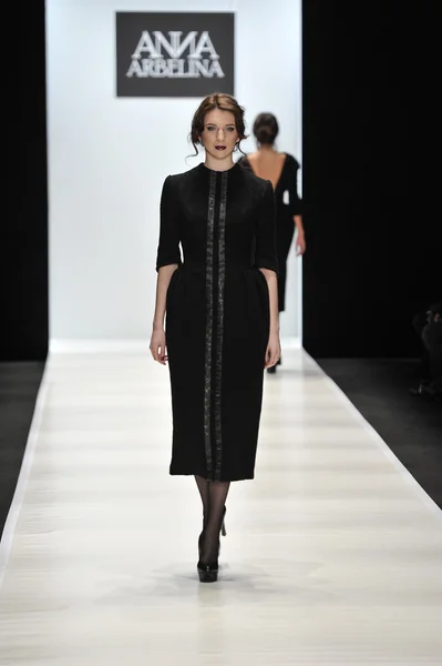 MOSCOW - MARÇO 25: Um modelo caminha pista na Ania Arbelina para Outono Inverno 2012 apresentação durante MBFW em março 25, 2012 em Moscou, Rússia — Fotografia de Stock