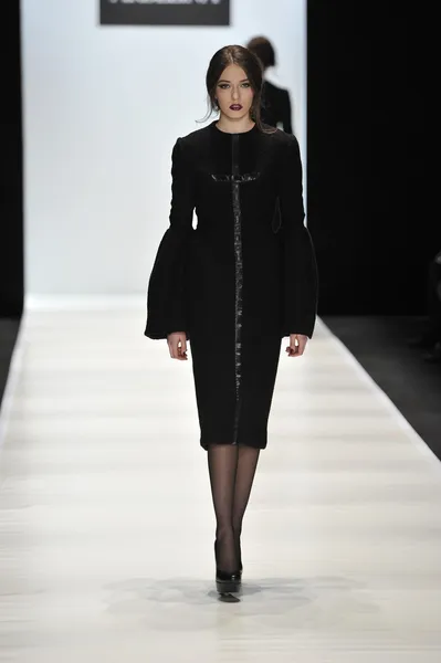 MOSCOW - MARÇO 25: Um modelo caminha pista na Ania Arbelina para Outono Inverno 2012 apresentação durante MBFW em março 25, 2012 em Moscou, Rússia — Fotografia de Stock