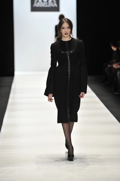 MOSCOW - MARÇO 25: Um modelo caminha pista na Ania Arbelina para Outono Inverno 2012 apresentação durante MBFW em março 25, 2012 em Moscou, Rússia — Fotografia de Stock