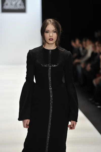 MOSCOW - MARÇO 25: Um modelo caminha pista na Ania Arbelina para Outono Inverno 2012 apresentação durante MBFW em março 25, 2012 em Moscou, Rússia — Fotografia de Stock