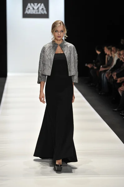 MOSCOW - MARÇO 25: Um modelo caminha pista na Ania Arbelina para Outono Inverno 2012 apresentação durante MBFW em março 25, 2012 em Moscou, Rússia — Fotografia de Stock