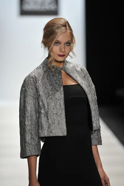 MOSCÚ - 25 DE MARZO: Un Modelo camina por la pasarela en la presentación de Ania Arbelina para el Otoño Invierno 2012 durante el MBFW el 25 de marzo de 2012 en Moscú, Rusia — Foto de Stock