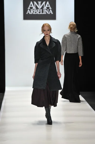 MOSCOW - MARÇO 25: Um modelo caminha pista na Ania Arbelina para Outono Inverno 2012 apresentação durante MBFW em março 25, 2012 em Moscou, Rússia — Fotografia de Stock