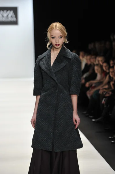 MOSCÚ - 25 DE MARZO: Un Modelo camina por la pasarela en la presentación de Ania Arbelina para el Otoño Invierno 2012 durante el MBFW el 25 de marzo de 2012 en Moscú, Rusia — Foto de Stock