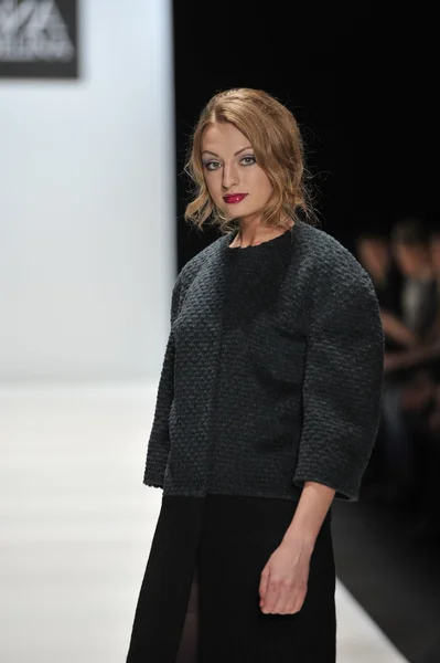 MOSCOW - MARÇO 25: Um modelo caminha pista na Ania Arbelina para Outono Inverno 2012 apresentação durante MBFW em março 25, 2012 em Moscou, Rússia — Fotografia de Stock