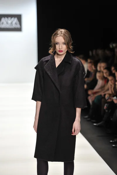 MOSCOW - MARÇO 25: Um modelo caminha pista na Ania Arbelina para Outono Inverno 2012 apresentação durante MBFW em março 25, 2012 em Moscou, Rússia — Fotografia de Stock