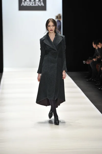 Moskou - 25 maart: een model wandelingen landingsbaan op de ania arbelina voor herfst winter 2012 presentatie tijdens mbfw op 25 maart 2012 in Moskou, Rusland — Stockfoto