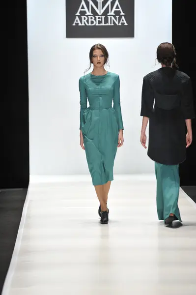 MOSCOW - MARÇO 25: Um modelo caminha pista na Ania Arbelina para Outono Inverno 2012 apresentação durante MBFW em março 25, 2012 em Moscou, Rússia — Fotografia de Stock