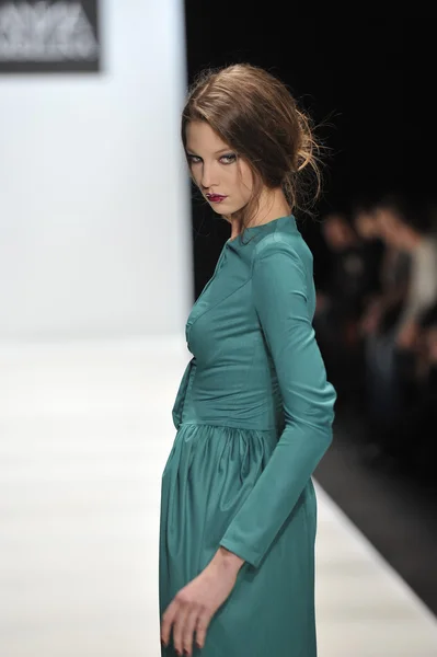 MOSCOW - MARCH 25: A Model walks runway at the Ania Arbelina for Fall Winter 2012 presentation during MBFW on March 25, 2012 in Moscow, Russia — Stock Photo, Image