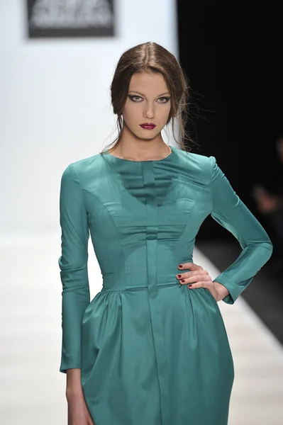 MOSCOW - MARÇO 25: Um modelo caminha pista na Ania Arbelina para Outono Inverno 2012 apresentação durante MBFW em março 25, 2012 em Moscou, Rússia — Fotografia de Stock