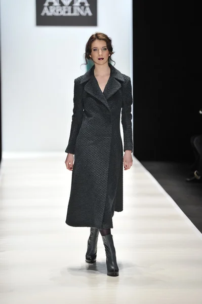 MOSCÚ - 25 DE MARZO: Un Modelo camina por la pasarela en la presentación de Ania Arbelina para el Otoño Invierno 2012 durante el MBFW el 25 de marzo de 2012 en Moscú, Rusia — Foto de Stock