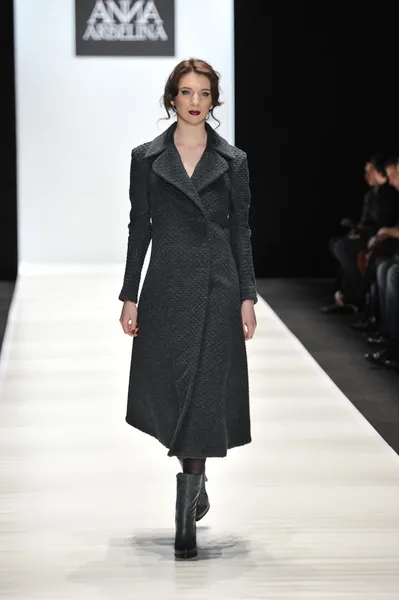 Moskau - 25. märz: ein modell läuft laufbahn auf der ania arbelina für die präsentation im herbst winter 2012 während der mbfw am 25. märz 2012 in moskau, russland — Stockfoto