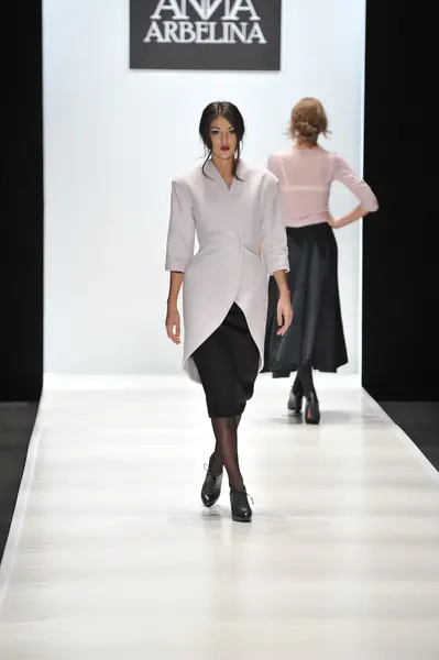 MOSCÚ - 25 DE MARZO: Un Modelo camina por la pasarela en la presentación de Ania Arbelina para el Otoño Invierno 2012 durante el MBFW el 25 de marzo de 2012 en Moscú, Rusia — Foto de Stock