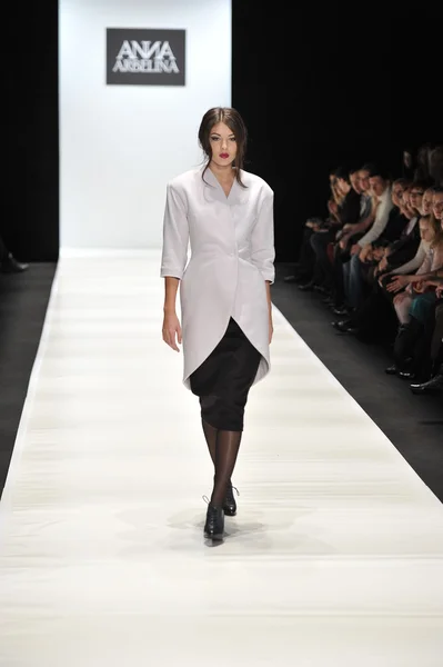 MOSCOW - MARÇO 25: Um modelo caminha pista na Ania Arbelina para Outono Inverno 2012 apresentação durante MBFW em março 25, 2012 em Moscou, Rússia — Fotografia de Stock