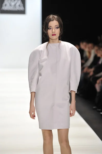 Moskova - 25 Mart: bir model için sonbahar kış 2012 sunu sırasında 25 Mart 2012, Moskova, Rusya mbfw ania arbelina pist yürür — Stok fotoğraf