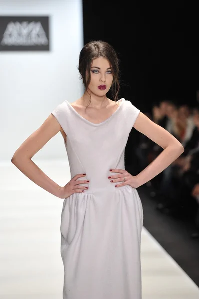 Moskova - 25 Mart: bir model için sonbahar kış 2012 sunu sırasında 25 Mart 2012, Moskova, Rusya mbfw ania arbelina pist yürür — Stok fotoğraf