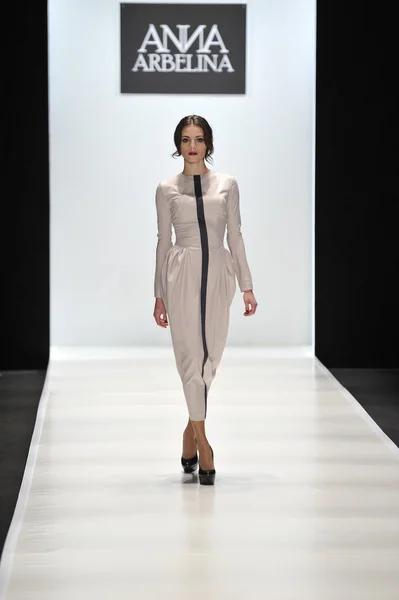 MOSCOW - MARÇO 25: Um modelo caminha pista na Ania Arbelina para Outono Inverno 2012 apresentação durante MBFW em março 25, 2012 em Moscou, Rússia — Fotografia de Stock