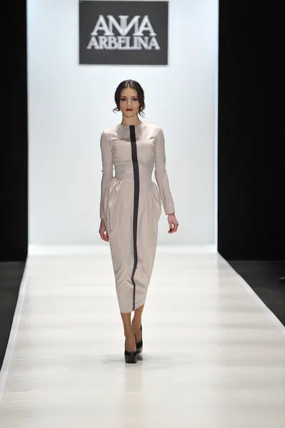 モスクワ - 3 月 25 日: モデルは 2012 年 3 月 25 日、モスクワ、ロシアの mbfw の中に秋冬 2012年プレゼンテーション ania さん arbelina の滑走路を歩く — ストック写真