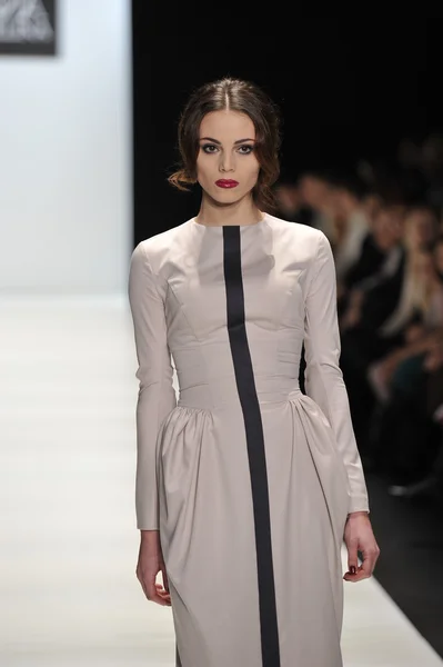 MOSCOW - MARÇO 25: Um modelo caminha pista na Ania Arbelina para Outono Inverno 2012 apresentação durante MBFW em março 25, 2012 em Moscou, Rússia — Fotografia de Stock