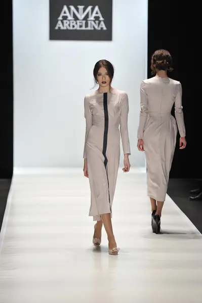 モスクワ - 3 月 25 日: モデルは 2012 年 3 月 25 日、モスクワ、ロシアの mbfw の中に秋冬 2012年プレゼンテーション ania さん arbelina の滑走路を歩く — ストック写真