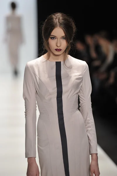 MOSCOW - MARÇO 25: Um modelo caminha pista na Ania Arbelina para Outono Inverno 2012 apresentação durante MBFW em março 25, 2012 em Moscou, Rússia — Fotografia de Stock