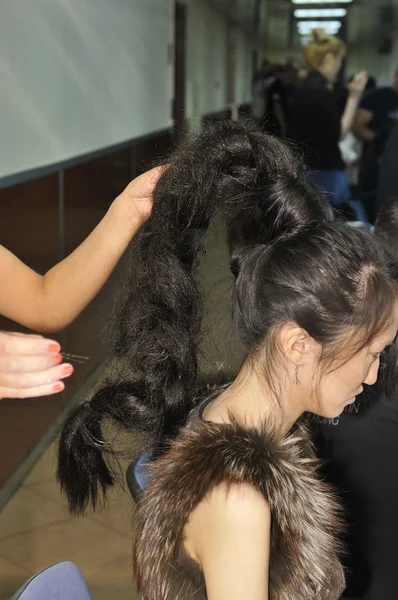 MOSCOW - MARÇO 25: Um modelo se prepara nos bastidores do Dima Neu para a apresentação do inverno de outono de 2012 durante a MBFW em 25 de março de 2012 em Moscou, Rússia — Fotografia de Stock