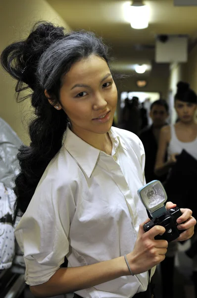 MOSCOU - 25 MARS : Un mannequin se prépare en coulisses à la présentation Dima Neu pour l'automne hiver 2012 lors de MBFW le 25 mars 2012 à Moscou, Russie — Photo