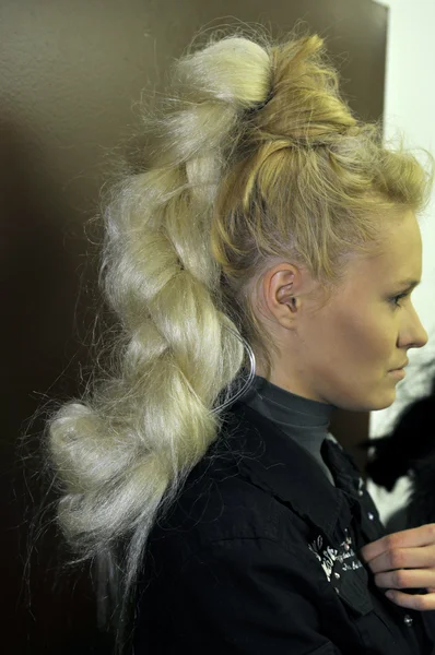 MOSCOW - MARCH 25: A model gets ready backstage at the Dima Neu for Fall Winter 2012 presentation during MBFW on March 25, 2012 in Moscow, Russia — Stock Photo, Image