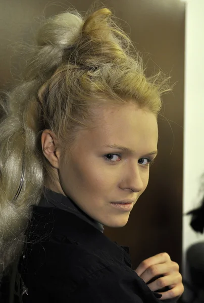 MOSCOW - MARCH 25: A model gets ready backstage at the Dima Neu for Fall Winter 2012 presentation during MBFW on March 25, 2012 in Moscow, Russia — Stock Photo, Image