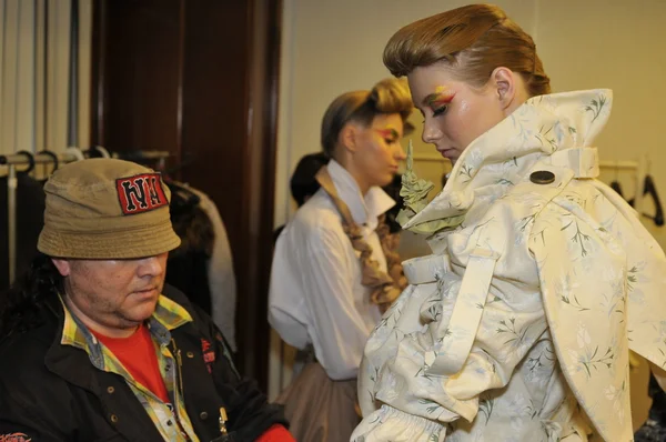 MOSCÚ - 25 DE MARZO: Los modelos se preparan entre bastidores en el YeZ por Yegor Zaitsev para la presentación del Otoño Invierno 2012 durante el MBFW el 25 de marzo de 2012 en Moscú, Rusia — Foto de Stock