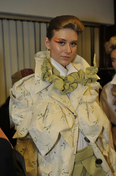 Moskau - 25. märz: ein model bereitet sich backstage im yez von yegor zaitsev auf die präsentation im herbst winter 2012 während mbfw am 25. märz 2012 in moskau, russland vor — Stockfoto