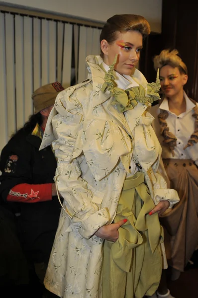 Moskou - 25 maart: een modellen krijgen klaar achter de schermen bij de yez door Jegor zaitsev voor herfst winter 2012 presentatie tijdens mbfw op 25 maart 2012 in Moskou, Rusland — Stockfoto