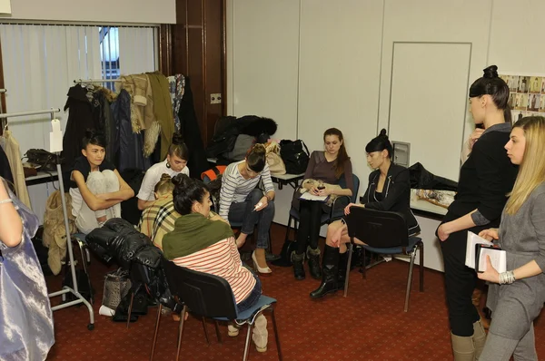 MOSCOW - MARÇO 25: Modelos se preparam Nos bastidores do Basharatian para a apresentação do inverno de outono de 2012 durante a MBFW em 25 de março de 2012 em Moscou, Rússia — Fotografia de Stock