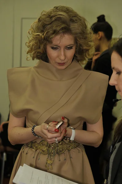 MOSCOU - 25 MARS : Le designer Véronique Basharatian (L) dans les coulisses du Basharatian pour la présentation de l'automne hiver 2012 au MBFW le 25 mars 2012 à Moscou, Russie — Photo