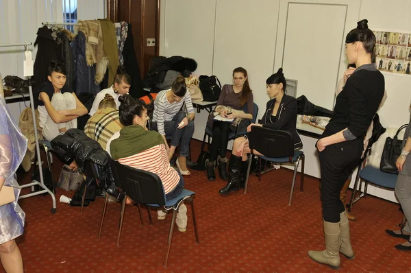 MOSCOW - MARÇO 25: Modelos se preparam Nos bastidores do Basharatian para a apresentação do inverno de outono de 2012 durante a MBFW em 25 de março de 2012 em Moscou, Rússia — Fotografia de Stock