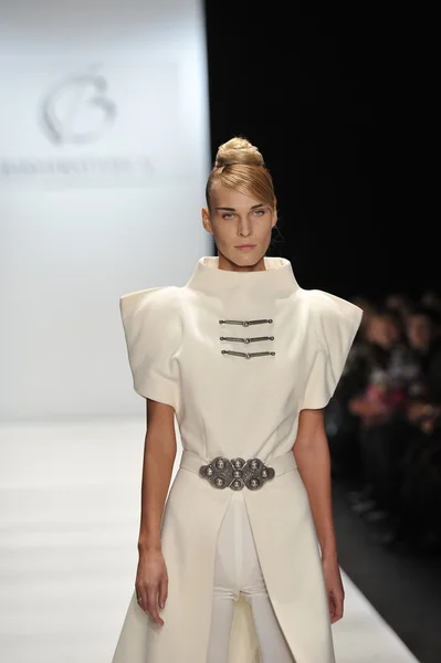 MOSCOW - MARCH 25: A Model walks runway at the Basharatian for Fall Winter 2012 presentation during MBFW on March 25, 2012 in Moscow, Russia — Stock Photo, Image