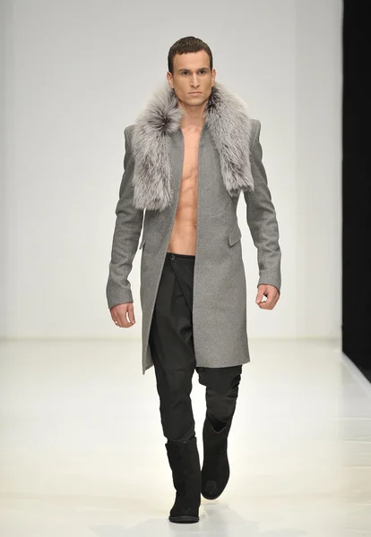 MOSCOW - MARÇO 25: Um modelo caminha pista no Dima Neu para Outono Inverno 2012 apresentação durante MBFW em março 25, 2012 em Moscou, Rússia — Fotografia de Stock