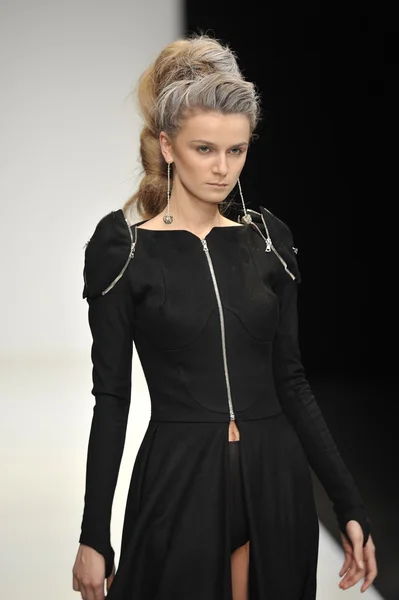 MOSCOU - 25 MARS : Un mannequin marche sur la piste de la Dima Neu pour la présentation de l'automne hiver 2012 au MBFW le 25 mars 2012 à Moscou, Russie — Photo