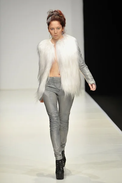 Moskou - 25 maart: een model wandelingen landingsbaan op de dima neu voor herfst winter 2012 presentatie tijdens mbfw op 25 maart 2012 in Moskou, Rusland — Stockfoto