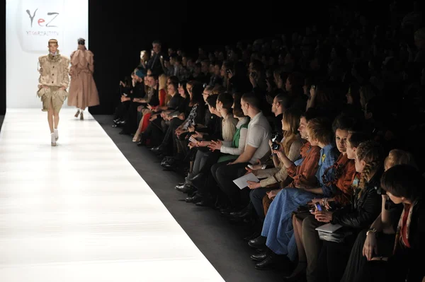 MOSCOU - 25 MARS : Invités VIP regardant la piste au YeZ par Yegor Zaitsev pour la présentation de l'automne hiver 2012 lors de MBFW le 25 Mars 2012 à Moscou, Russie — Photo