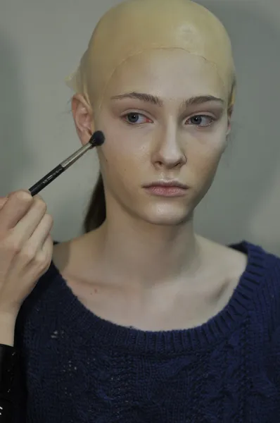 MOSCOW - MARCH 25: A Model gets ready backstage at the Tegin for Fall Winter 2012 presentation during MBFW on March 25, 2012 in Moscow, Russia — Stock Photo, Image