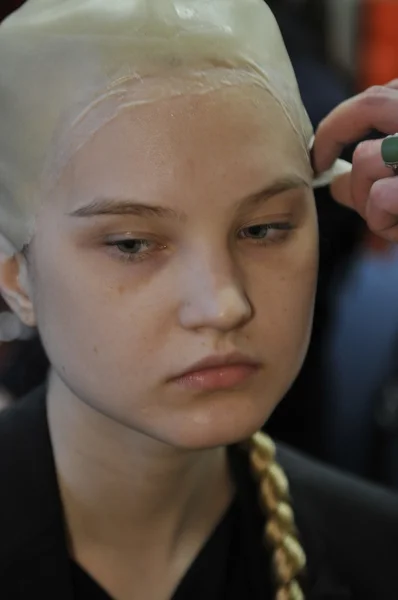 MOSCOW - MARCH 25: A Model gets ready backstage at the Tegin for Fall Winter 2012 presentation during MBFW on March 25, 2012 in Moscow, Russia — Stock Photo, Image