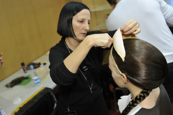 MOSCOW - MARÇO 25: Um modelo se prepara nos bastidores da apresentação do Tegin for Fall Winter 2012 durante a MBFW em 25 de março de 2012 em Moscou, Rússia — Fotografia de Stock