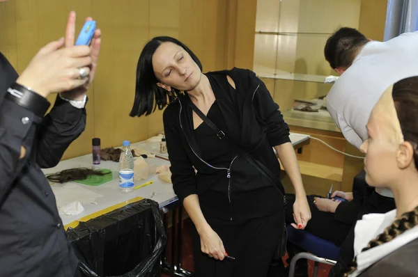 MOSCOW - MARÇO 25: Um modelo se prepara nos bastidores da apresentação do Tegin for Fall Winter 2012 durante a MBFW em 25 de março de 2012 em Moscou, Rússia — Fotografia de Stock