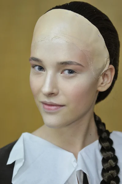 MOSCOW - MARCH 25: A Model gets ready backstage at the Tegin for Fall Winter 2012 presentation during MBFW on March 25, 2012 in Moscow, Russia — Stock Photo, Image