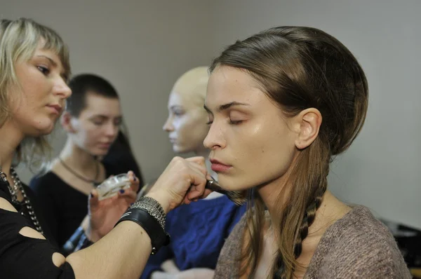 MOSCÚ - 25 DE MARZO: Un Modelo se prepara entre bastidores en la presentación de Tegin para el Otoño Invierno 2012 durante el MBFW el 25 de marzo de 2012 en Moscú, Rusia —  Fotos de Stock