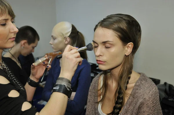 MOSCOW - MARÇO 25: Um modelo se prepara nos bastidores da apresentação do Tegin for Fall Winter 2012 durante a MBFW em 25 de março de 2012 em Moscou, Rússia — Fotografia de Stock