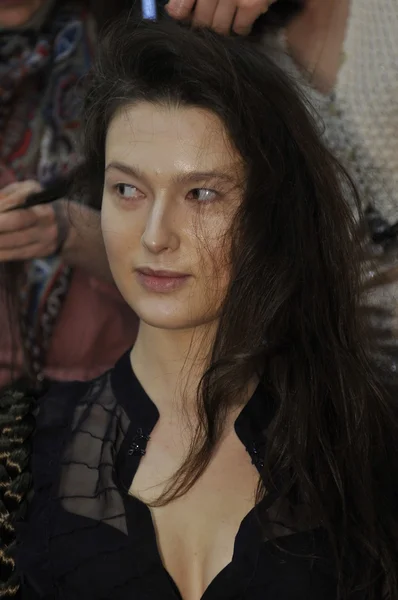 MOSCOW - MARCH 25: A Model gets ready backstage at the Tegin for Fall Winter 2012 presentation during MBFW on March 25, 2012 in Moscow, Russia — Stock Photo, Image