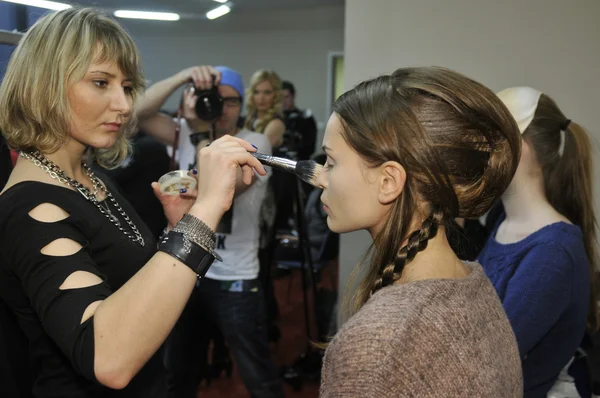 MOSCOW - MARCH 25: A Model gets ready backstage at the Tegin for Fall Winter 2012 presentation during MBFW on March 25, 2012 in Moscow, Russia — Stock Photo, Image